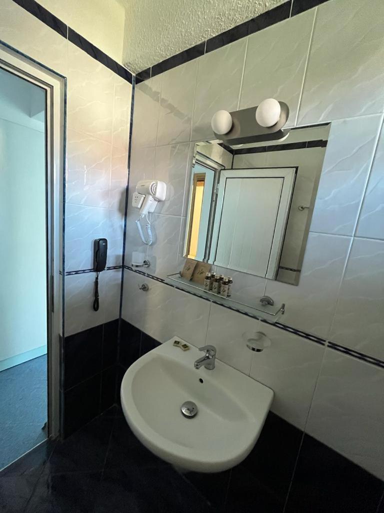 Satmar Hotel Lozenets Eksteriør billede